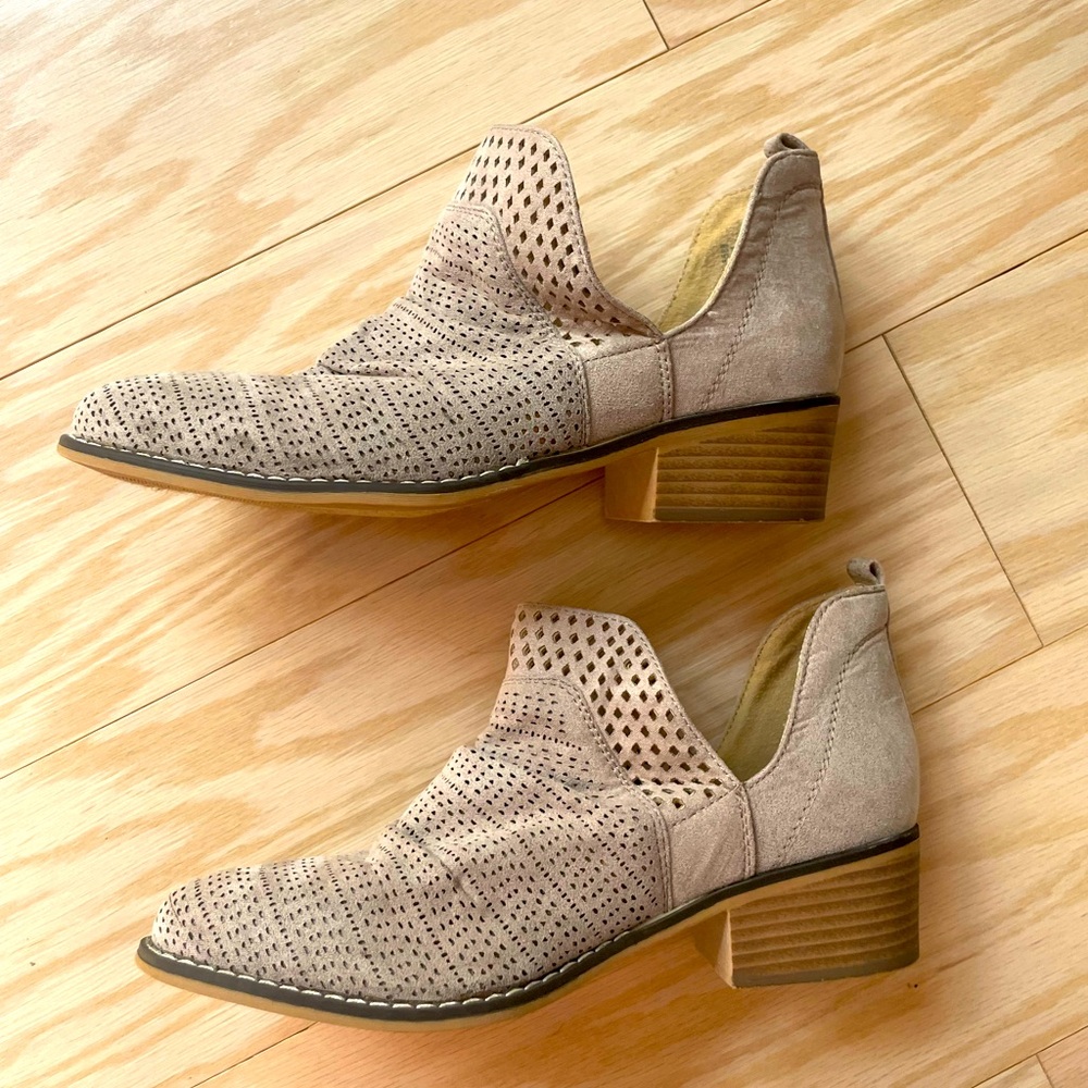 Vintage 93 Tan Booties Size 6 Low Heel